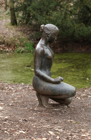 Jeune fille agenouillée